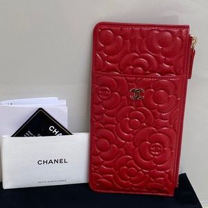 ✨ Chanel 20P Camellia Phone/Card Holder Wallet!✨